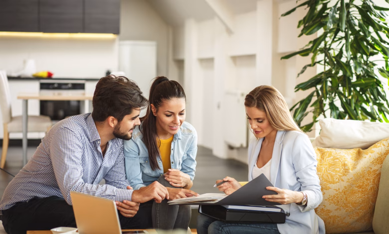 Exploring the Benefits of Online Real Estate Education for Aspiring Agents